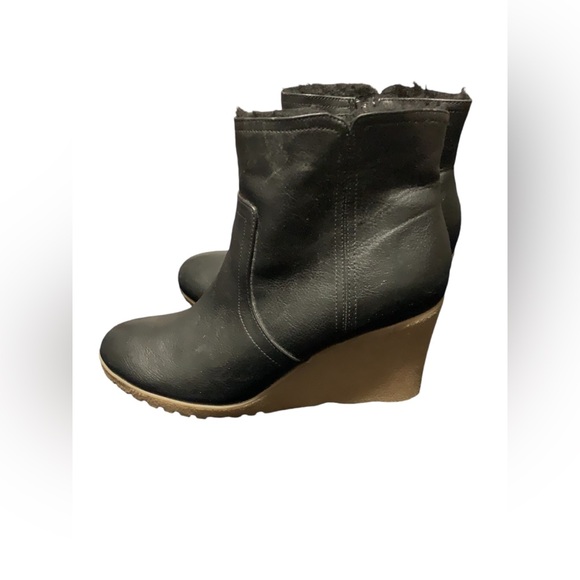 Black weather-proof fall wedge booties - Picture 4 of 5